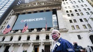 Not only Moderna’s shares but US stocks also jumped nearing a record 30,000 on the Dow as announcement by Moderna comes amid rising coronavirus cases in the country.(AP) Not only Moderna’s shares but US stocks also jumped nearing a record 30,000 on the Dow as announcement by Moderna comes amid rising coronavirus cases in the country.(AP)