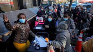 People line up to receive free holiday boxes of food from the Food Bank For New York City ahead of the Thanksgiving holiday, as the global outbreak of the coronavirus disease (COVID-19) continues, in the Harlem neighborhood of New York, U.S., November 16, 2020.(REUTERS) People line up to receive free holiday boxes of food from the Food Bank For New York City ahead of the Thanksgiving holiday, as the global outbreak of the coronavirus disease (COVID-19) continues, in the Harlem neighborhood of New York, U.S., November 16, 2020.(REUTERS)