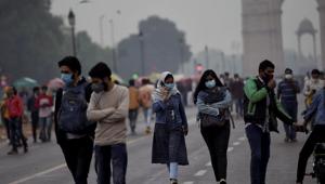 People walk in the rain near India Gate, in New Delhi on November 15.(PTI) People walk in the rain near India Gate, in New Delhi on November 15.(PTI)