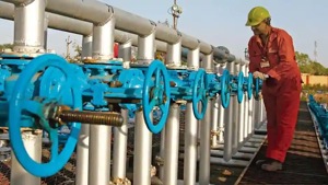 Brent crude futures rose 53 cents, or 1.2%, to $44.28 a barrel by 1046 GMT, while US West Texas Intermediate crude gained 44 cents, or 1.1%, to $41.87.(File photo) Brent crude futures rose 53 cents, or 1.2%, to $44.28 a barrel by 1046 GMT, while US West Texas Intermediate crude gained 44 cents, or 1.1%, to $41.87.(File photo)