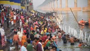 Devotees at the ghat early on November 18 morning in Patna.(Photo:Santosh Kumar) Devotees at the ghat early on November 18 morning in Patna.(Photo:Santosh Kumar)
