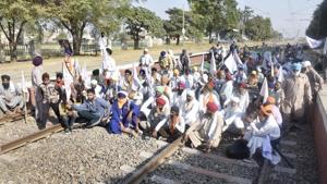 Farmers continue to protest by blocking railway tracks against the new agriculture laws, at Jandiala Guru railway station in Amritsar, Punjab.(Sameer Sehgal /Hindustan Times) Farmers continue to protest by blocking railway tracks against the new agriculture laws, at Jandiala Guru railway station in Amritsar, Punjab.(Sameer Sehgal /Hindustan Times)