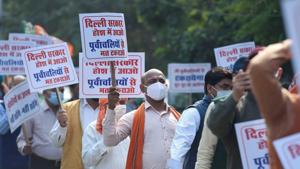 BJP workers stage a protest against the ban on Chhath Puja in public places, outside the residence of Delhi chief minister Arvind Kejriwal in New Delhi on November 17.(PTI) BJP workers stage a protest against the ban on Chhath Puja in public places, outside the residence of Delhi chief minister Arvind Kejriwal in New Delhi on November 17.(PTI)