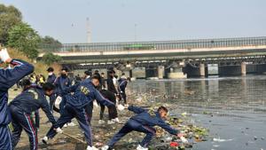 NCC cadets clean the banks of Yamuna river during 'Chhath' festival in New Delhi, Wednesday.(PTI) NCC cadets clean the banks of Yamuna river during 'Chhath' festival in New Delhi, Wednesday.(PTI)