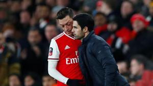 Soccer Football - FA Cup - Third Round - Arsenal v Leeds United - Emirates Stadium, London, Britain - January 6, 2020 Arsenal's Mesut Ozil with manager Mikel Arteta as he is substituted REUTERS/Eddie Keogh/Files(REUTERS) Soccer Football - FA Cup - Third Round - Arsenal v Leeds United - Emirates Stadium, London, Britain - January 6, 2020 Arsenal's Mesut Ozil with manager Mikel Arteta as he is substituted REUTERS/Eddie Keogh/Files(REUTERS)