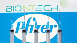 Syringes are seen in front of displayed Biontech and Pfizer logos in this illustration taken November 10, 2020 (REUTERS/Dado Ruvic/Illustration/File Photo) Syringes are seen in front of displayed Biontech and Pfizer logos in this illustration taken November 10, 2020 (REUTERS/Dado Ruvic/Illustration/File Photo)