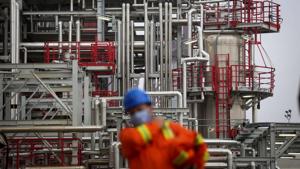 A worker passes pipework at the Naftna Industrija Srbija AD (NIS) deep oil processing and refining complex, operated by Gazprom PJSC, in Pancevo, Serbia, on Wednesday.(Bloomberg) A worker passes pipework at the Naftna Industrija Srbija AD (NIS) deep oil processing and refining complex, operated by Gazprom PJSC, in Pancevo, Serbia, on Wednesday.(Bloomberg)