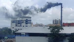 Mumbai residents complained that the black smoke emitted by the waste incineration plant was polluting the area & affecting health of locals.(HT Photo) Mumbai residents complained that the black smoke emitted by the waste incineration plant was polluting the area & affecting health of locals.(HT Photo)