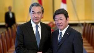 Chinese Foreign Minister Wang Yi, left, poses with his Japanese counterpart Toshimitsu Motegi for a photo prior to a meeting in Tokyo.(AP file photo)