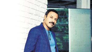 Canadian actor of Indian origin Rizwan Manji is also known for his roles in American Desi and Outsourced, apart from Schitt’s Creek.(Photo: Sergio Garcia) Canadian actor of Indian origin Rizwan Manji is also known for his roles in American Desi and Outsourced, apart from Schitt’s Creek.(Photo: Sergio Garcia)