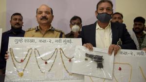 Police recovered ₹20 lakh worth gold valuables along with two motorbikes from their possession.(Bachchan Kumar/HT Photo) Police recovered ₹20 lakh worth gold valuables along with two motorbikes from their possession.(Bachchan Kumar/HT Photo)