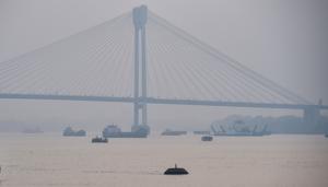 A view of the second Hooghly Bridge in hazy weather conditions in Kolkata on November 3.(PTI) A view of the second Hooghly Bridge in hazy weather conditions in Kolkata on November 3.(PTI)