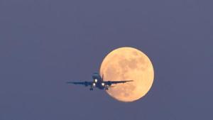 Mumbai, India - Oct. 30, 2020:Blue full moon seen from Ghatkopar as flight land at Mumbai airport in Mumbai, India, on Friday, October 30, 2020. (Photo by Satish Bate/Hindustan Times)(Satish Bate/HT Photo) Mumbai, India - Oct. 30, 2020:Blue full moon seen from Ghatkopar as flight land at Mumbai airport in Mumbai, India, on Friday, October 30, 2020. (Photo by Satish Bate/Hindustan Times)(Satish Bate/HT Photo)