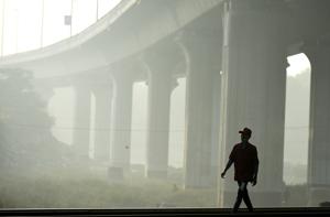 A boy walks along a railway track amid hazy weather conditions at Nizamuddin in New Delhi on November 20.(Biplov Bhuyan/HT PHOTO) A boy walks along a railway track amid hazy weather conditions at Nizamuddin in New Delhi on November 20.(Biplov Bhuyan/HT PHOTO)
