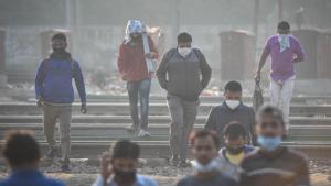 People walk across railway tracks on a cold morning, in Patel Nagar, New Delhi.(Sanchit Khanna/HT PHOTO) People walk across railway tracks on a cold morning, in Patel Nagar, New Delhi.(Sanchit Khanna/HT PHOTO)