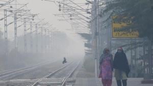 Women wrapped in woollens walk at Mohamadpur Railway Station amid morning chill and cold weather near Dwarka in New Delhi on Sunday, November 22, 2020. (Photo by Vipin Kumar/ Hindustan Times)(Vipin Kumar/HT PHOTO) Women wrapped in woollens walk at Mohamadpur Railway Station amid morning chill and cold weather near Dwarka in New Delhi on Sunday, November 22, 2020. (Photo by Vipin Kumar/ Hindustan Times)(Vipin Kumar/HT PHOTO)