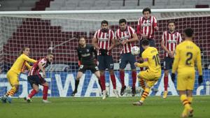 Barcelona's Lionel Messi takes a free kick during the Spanish La Liga soccer match between Atletico Madrid and FC Barcelona at the Wanda Metropolitano stadium in Madrid.(AP) Barcelona's Lionel Messi takes a free kick during the Spanish La Liga soccer match between Atletico Madrid and FC Barcelona at the Wanda Metropolitano stadium in Madrid.(AP)