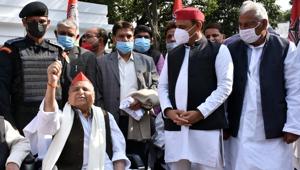 Mulayam Singh Yadav addresses Samajwadi Party workers during his birthday celebration at the party office in Lucknow on Sunday.(Sourced) Mulayam Singh Yadav addresses Samajwadi Party workers during his birthday celebration at the party office in Lucknow on Sunday.(Sourced)