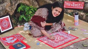 Minakshi Khati designing a poster following the Aipan art form in Nainital district.(HT PHOTO.) Minakshi Khati designing a poster following the Aipan art form in Nainital district.(HT PHOTO.)