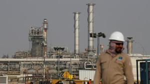 FILE PHOTO: An employee looks on at a Saudi Aramco oil facility in Abqaiq, Saudi Arabia October 12, 2019. REUTERS/Maxim Shemetov/File Photo(REUTERS) FILE PHOTO: An employee looks on at a Saudi Aramco oil facility in Abqaiq, Saudi Arabia October 12, 2019. REUTERS/Maxim Shemetov/File Photo(REUTERS)