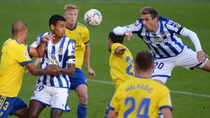Real Sociedad's Spanish defender Nacho Monreal (R) heads the ball over Cadiz's Uruguayan defender Alfonso Espino (C) during the Spanish League football match between Cadiz CF and Real Sociedad at the Ramon de Carranza stadium in Cadiz on November 22, 2020. (Photo by CRISTINA QUICLER / AFP)(AFP) Real Sociedad's Spanish defender Nacho Monreal (R) heads the ball over Cadiz's Uruguayan defender Alfonso Espino (C) during the Spanish League football match between Cadiz CF and Real Sociedad at the Ramon de Carranza stadium in Cadiz on November 22, 2020. (Photo by CRISTINA QUICLER / AFP)(AFP)