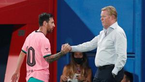 FILE PHOTO: Soccer Football - Pre Season Friendly - FC Barcelona v Girona - Johan Cruyff Stadium, Barcelona, Spain - September 16, 2020 Barcelona's Lionel Messi shakes hands with coach Ronald Koeman as he is substituted off(REUTERS) FILE PHOTO: Soccer Football - Pre Season Friendly - FC Barcelona v Girona - Johan Cruyff Stadium, Barcelona, Spain - September 16, 2020 Barcelona's Lionel Messi shakes hands with coach Ronald Koeman as he is substituted off(REUTERS)