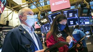 Shares and oil prices rose on Monday while the dollar fell as investors pinned hopes for economic revival on coronavirus vaccines, even as the world contended with surging case numbers and delays to fresh US stimulus.(AP) Shares and oil prices rose on Monday while the dollar fell as investors pinned hopes for economic revival on coronavirus vaccines, even as the world contended with surging case numbers and delays to fresh US stimulus.(AP)