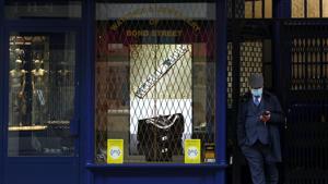 A man stands next to a closed retail store on New Bond Street amid the coronavirus disease (Covid-19) outbreak in London, Britain.(Reuters file photo) A man stands next to a closed retail store on New Bond Street amid the coronavirus disease (Covid-19) outbreak in London, Britain.(Reuters file photo)