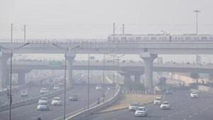 Vehicles seen on a road while the area covered with smog as the air quality deteriorates due to air pollution, in New Delhi.(ANI) Vehicles seen on a road while the area covered with smog as the air quality deteriorates due to air pollution, in New Delhi.(ANI)