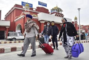 Passengers after alighting from Golden Temple Mail in Amritsar on a cold Tuesday morning. Though Amritsar recorded a low of 11 degrees Celsius due to overcast conditions, the temperature was five degrees below normal.(Sameer Sehgal/HT) Passengers after alighting from Golden Temple Mail in Amritsar on a cold Tuesday morning. Though Amritsar recorded a low of 11 degrees Celsius due to overcast conditions, the temperature was five degrees below normal.(Sameer Sehgal/HT)