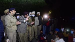 Amritsar’s district collector Gurpreet Singh Khaira in discussion with agitating farmers.(Sameer Sehgal/HT Photos) Amritsar’s district collector Gurpreet Singh Khaira in discussion with agitating farmers.(Sameer Sehgal/HT Photos)