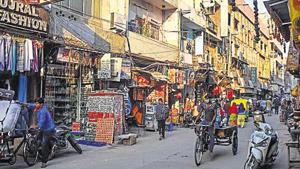 Across Delhi, traders’ bodies have been complaining that unauthorised vendors encroach space and make social distancing impossible, flagging health emergency in the time of a pandemic.(Sanchit Khanna/HT PHOTO) Across Delhi, traders’ bodies have been complaining that unauthorised vendors encroach space and make social distancing impossible, flagging health emergency in the time of a pandemic.(Sanchit Khanna/HT PHOTO)