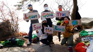 Kim Kang-Eun, an artist who leads Clean Hikers, and her colleagues pose with signs bearing a message for hikers on a mountain in Incheon, South Korea, November 16, 2020. Picture taken November 16, 2020. (REUTERS) Kim Kang-Eun, an artist who leads Clean Hikers, and her colleagues pose with signs bearing a message for hikers on a mountain in Incheon, South Korea, November 16, 2020. Picture taken November 16, 2020. (REUTERS)