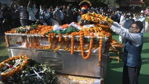 A man pays homage to former Assam chief minister Tarun Gogoi who passed away on Monday in Guwahati.(AP PHOTO.) A man pays homage to former Assam chief minister Tarun Gogoi who passed away on Monday in Guwahati.(AP PHOTO.)