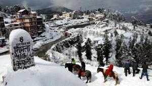 Tourists at Kufri after a fresh spell of snowfall in November after the Himachal government lifted all curbs on visitor arrivals.(Deepak Sansta/HT Photo) Tourists at Kufri after a fresh spell of snowfall in November after the Himachal government lifted all curbs on visitor arrivals.(Deepak Sansta/HT Photo)
