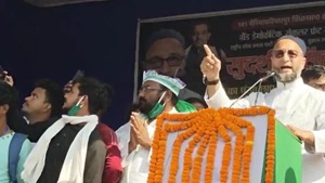 All India Majlis-e-Ittehadul Muslimeen (AIMIM) president Asaduddin Owaisi addressing the audience during an election rally during Bihar Assembly Elections, at Cheriya Bariyarpur, in Begusarai, Bihar, India, on Friday, October 30, 2020.(Photo by Santosh Kumar/ Hindustan Times) All India Majlis-e-Ittehadul Muslimeen (AIMIM) president Asaduddin Owaisi addressing the audience during an election rally during Bihar Assembly Elections, at Cheriya Bariyarpur, in Begusarai, Bihar, India, on Friday, October 30, 2020.(Photo by Santosh Kumar/ Hindustan Times)