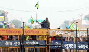 Bharti Kisan Union (Ugrahan) activists being stopped from entering Haryana at the Doomwali barrier between Bathinda and Sirsa districts on Wednesday.(Sanjeev Kumar/HT) Bharti Kisan Union (Ugrahan) activists being stopped from entering Haryana at the Doomwali barrier between Bathinda and Sirsa districts on Wednesday.(Sanjeev Kumar/HT)