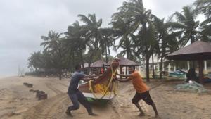 Fishermen move their boats to a safer place near Mamallapuram before Cyclone Nivar makes landfall at about midnight.(PTI PHOTO.) Fishermen move their boats to a safer place near Mamallapuram before Cyclone Nivar makes landfall at about midnight.(PTI PHOTO.)