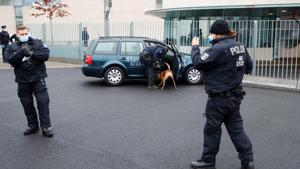 A car crash into the gate of the office of German Chancellor Angela Merkel in Berlin, Germany, November 25, 2020.(Reuters photo) A car crash into the gate of the office of German Chancellor Angela Merkel in Berlin, Germany, November 25, 2020.(Reuters photo)