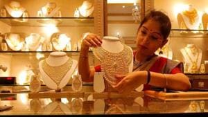 A saleswoman displays a gold necklace inside a jewellery showroom in Kolkata.(Reuters File Photo) A saleswoman displays a gold necklace inside a jewellery showroom in Kolkata.(Reuters File Photo)