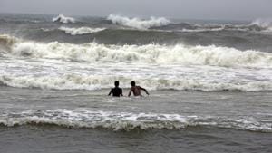 Tamil Nadu, Nov 24 (ANI): High waves hit the coast of the Bay of Bengal ahead of the landfall of Cyclone Nivar in Chennai on Tuesday. (ANI Photo) Tamil Nadu, Nov 24 (ANI): High waves hit the coast of the Bay of Bengal ahead of the landfall of Cyclone Nivar in Chennai on Tuesday. (ANI Photo)