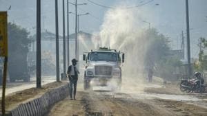 An EDMC vehicle sprinkles water over a road at Ghazipur to contain pollution, in New Delhi on November 23.(PTI) An EDMC vehicle sprinkles water over a road at Ghazipur to contain pollution, in New Delhi on November 23.(PTI)