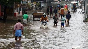 Tamil Nadu, Nov 24 (ANI): Rainwater enters the residential areas during heavy rain ahead of Cyclone Nivar landfall in Chennai on Tuesday. (ANI Photo) Tamil Nadu, Nov 24 (ANI): Rainwater enters the residential areas during heavy rain ahead of Cyclone Nivar landfall in Chennai on Tuesday. (ANI Photo)