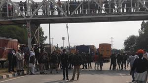 Haryana Police have blocked a 15 km stretch of the national highway in Karnal to stop a farmers’ protest march to Delhi(HT PHOTO) Haryana Police have blocked a 15 km stretch of the national highway in Karnal to stop a farmers’ protest march to Delhi(HT PHOTO)