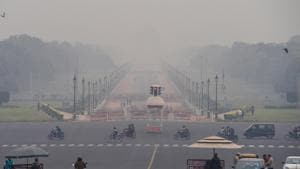 Vehicles ply at Vijay Chowk amid low visibility due to smog, in New Delhi.(PTI) Vehicles ply at Vijay Chowk amid low visibility due to smog, in New Delhi.(PTI)