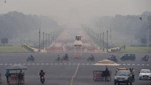 Vehicles ply at Vijay Chowk amid low visibility due to smog, in New Delhi on November 25.(PTI)