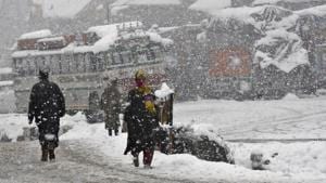 People trudging through snow in Gund area of Ganderbal district on Wednesday.(Waseem Andrabi/ HT) People trudging through snow in Gund area of Ganderbal district on Wednesday.(Waseem Andrabi/ HT)