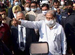 Haryana home minister Anil Vij said a three-member panel has been set up to frame laws against ‘love jihad’.(PTI) Haryana home minister Anil Vij said a three-member panel has been set up to frame laws against ‘love jihad’.(PTI)