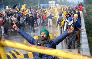 Several farmers from Punjab, who braved water cannons and tear gas before breaking through barricades put up by Haryana Police on the state’s border, reached Panipat late on Thursday night.(Bharat Bhushan/HT) Several farmers from Punjab, who braved water cannons and tear gas before breaking through barricades put up by Haryana Police on the state’s border, reached Panipat late on Thursday night.(Bharat Bhushan/HT)