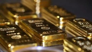Spot gold fell 0.1% to $1,808.30 per ounce, down 3.4% on the week so far, it’s biggest weekly loss since September 25.(Reuters) Spot gold fell 0.1% to $1,808.30 per ounce, down 3.4% on the week so far, it’s biggest weekly loss since September 25.(Reuters)